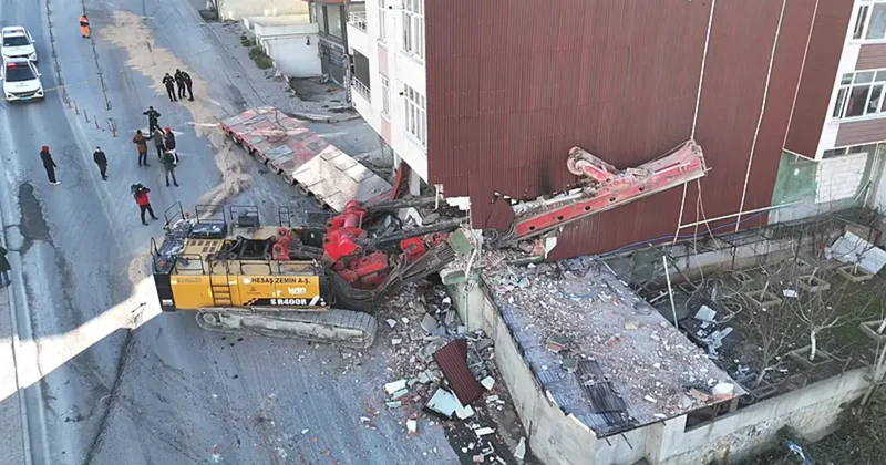 SON DAKİKA... İstanbul Başakşehir de faciadan dönüldü! TIR ın arkasından kopan vinç 2 araca ve binaya çarptı!