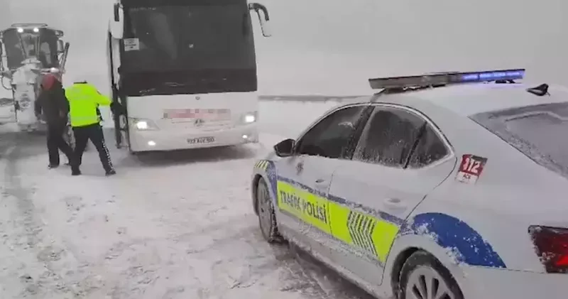 Erciyes’te tipi nedeniyle otobüste mahsur kalan 44 kişi kurtarıldı