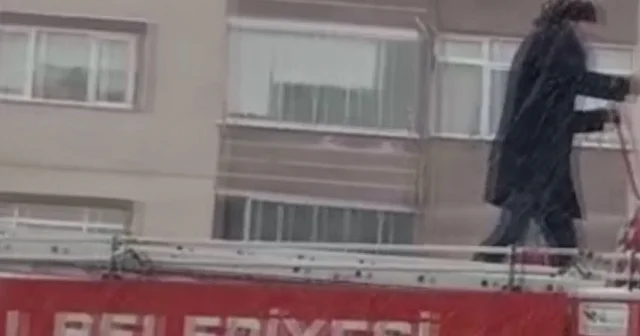 Karla kapanan yollar deniz suyuyla ulaşıma açılıyor VİDEO İZLE