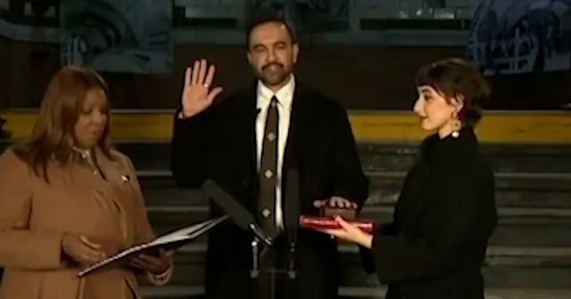 Eşinin elindeki Kur an a yemin ederek New York un ilk Müslüman yöneticisi oldu VİDEO İZLE