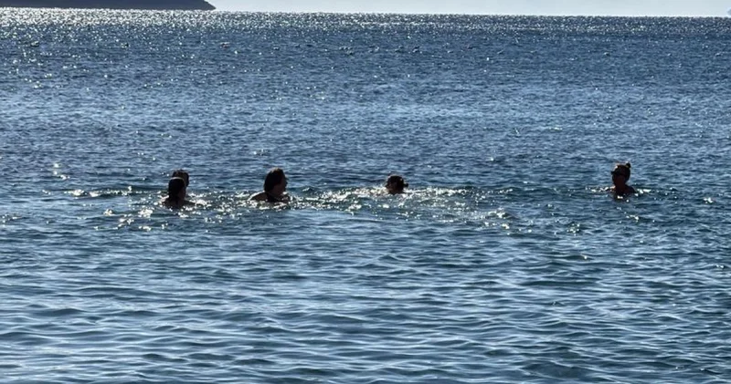 Son dakika: Muğla haberleri: Bodrum da vatandaşlar yeni yılın ilk gününde denize girdiler Son dakika haberleri