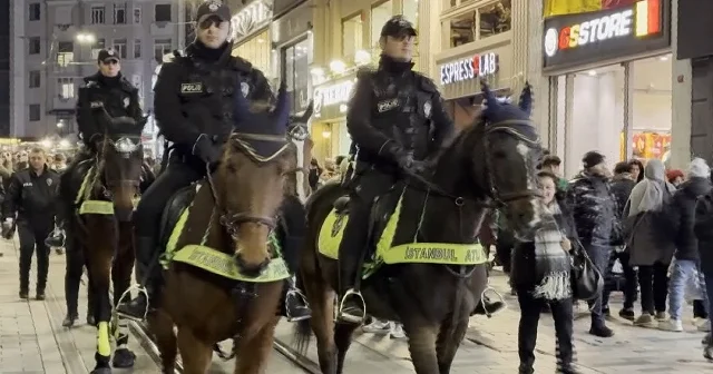 İstiklal Caddesi nde atlı polisler devriye atıyor VİDEO İZLE