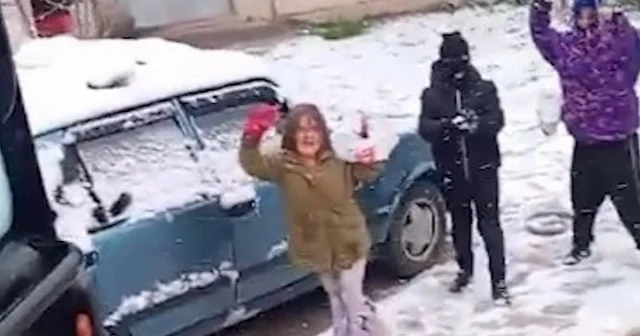 Bilecik te çocuklar karları temizlemesin diye temizleme aracını kartopuna tuttu VİDEO İZLE