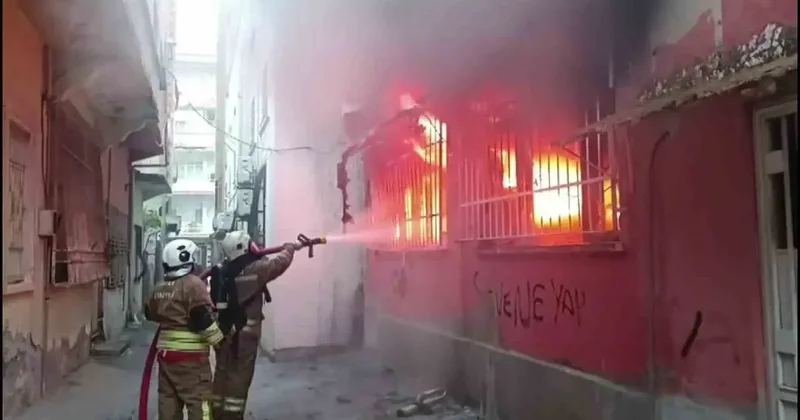 Kumaş deposu alevlere teslim oldu