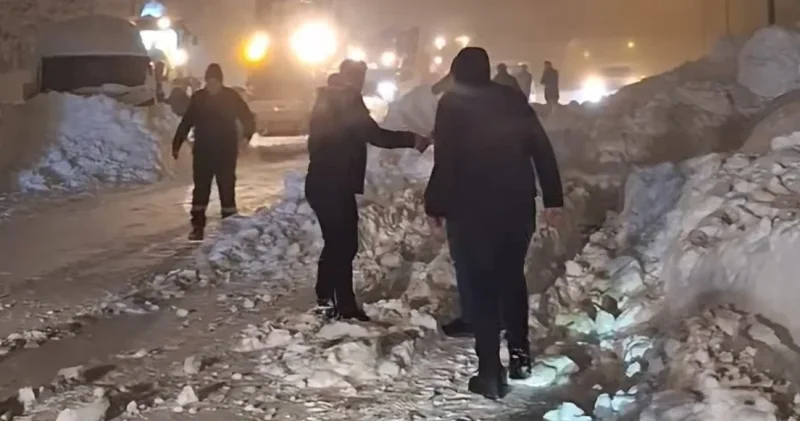 Seyir halindeki tanker çığ altında kaldı! Ekipler sürücü için seferber oldu