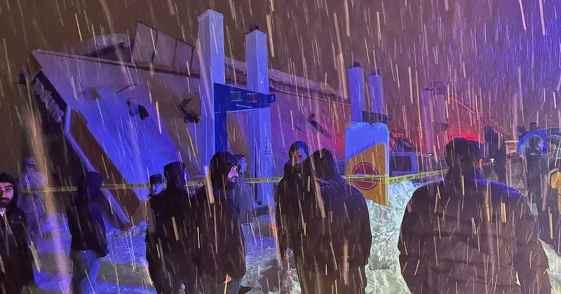 Akaryakıt istasyonunun çatısı çöktü! Yaralılar var Sözcü Gazetesi