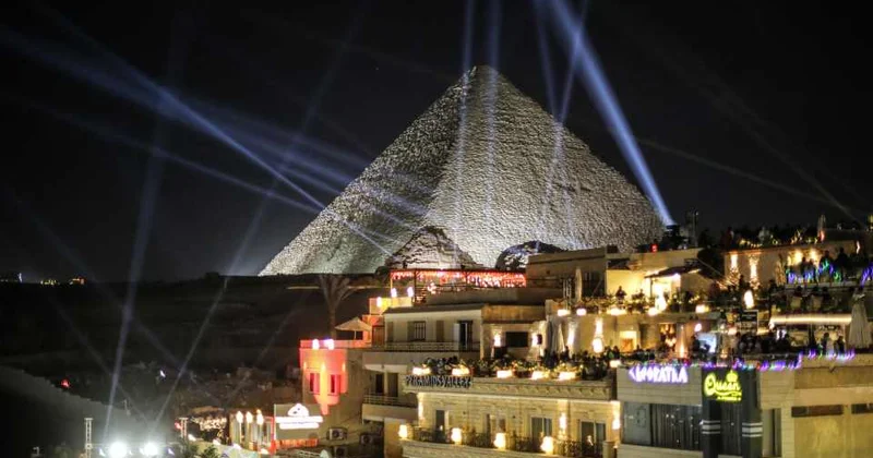 Giza Piramitleri’nde yeni yıl ışık ve havai fişeklerle karşılandı