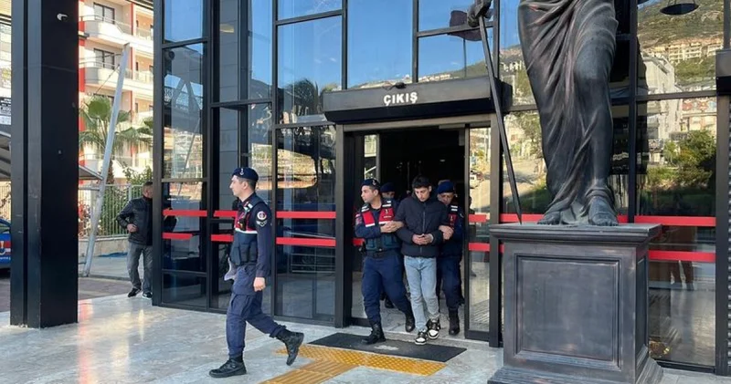 Alanyada akrobatik hareketler yaparak polisin üzerine motosiklet süren 2 kişi tutuklandı Son dakika haberleri