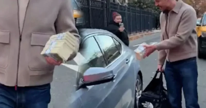 Ünlü yayıncı yola çıkıp deste deste para dağıttı Sözcü Gazetesi