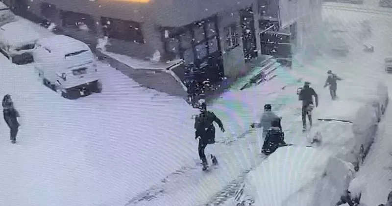 Kağıthane’de yokuştan kayan kamyonet kar topu oynayan çocuklara çarptı; kaza kamerada