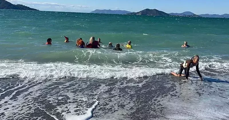 Muğla da yardıma muhtaç çocuklar ve hayvanlara destek için denize girdiler