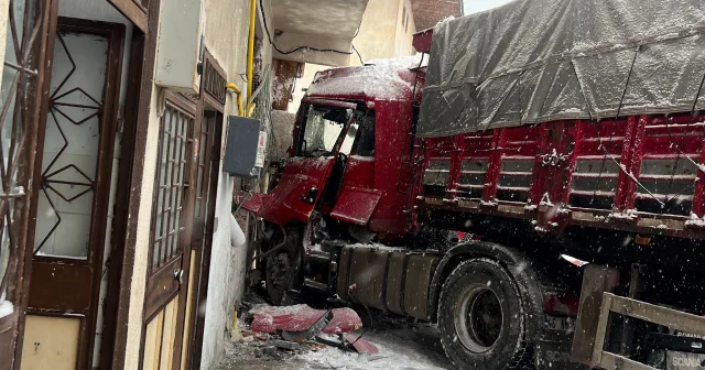 Tokat ta karda kayan tır eve çarptı: O anlar kamerada VİDEO İZLE
