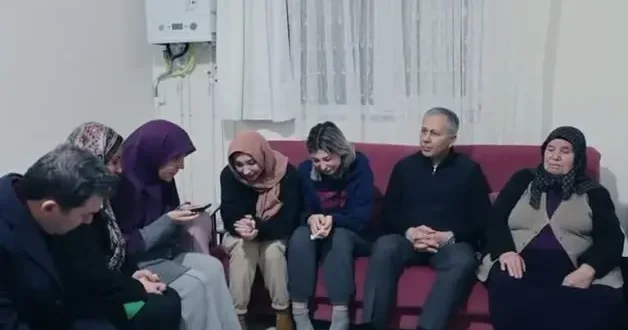 Bakan Yerlikaya dan taziye ziyareti: Cumhurbaşkanı Erdoğan şehit ailesiyle görüştü