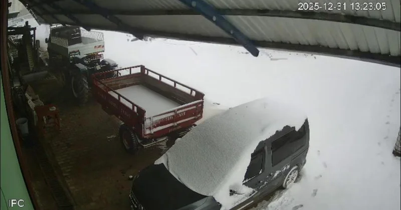 Karın ağırlığını taşıyamayan fabrika çatısı çöktü