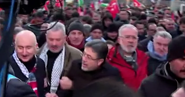 İstanbullular Gazze için Galata Köprüsü ne akın etti VİDEO İZLE