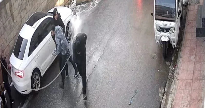 Son dakika: Nusabiydin de bir elektrik teli gençlerin üzerine düştü: O anlar kamerada Son dakika haberleri