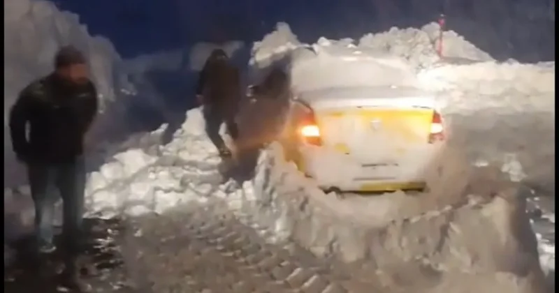 Hakkari de çığ altında can pazarı! Karayolları ekipleri zamanla yarıştı: 3 kişi kurtarıldı