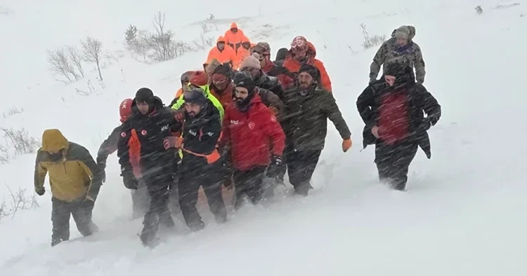 Çığ altında kalan çobanın cenazesine ulaşıldı