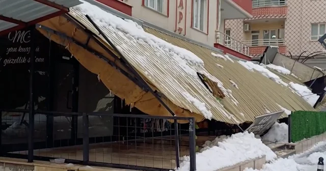 Batman’da kar yükü sundurmayı çökertti VİDEO İZLE