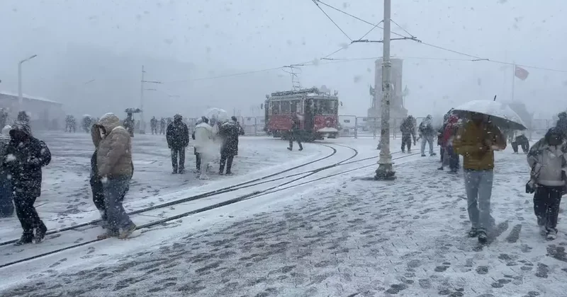 Taksim karla kaplandı