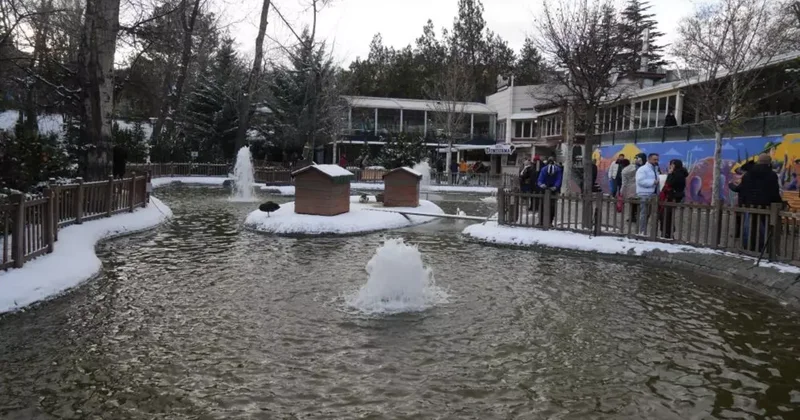 Kar yağışını fırsata çeviren Ankaralılar parklara akın etti
