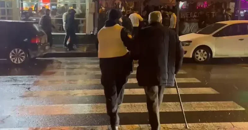 Kayseri de yılbaşı denetiminde polis memurundan duyarlılık; o anlar kamerada