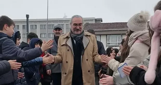 Bursa haberleri Bursa da emekliye ayrılan okul müdürü gözyaşlarıyla uğurlandı 01 Ocak 2026