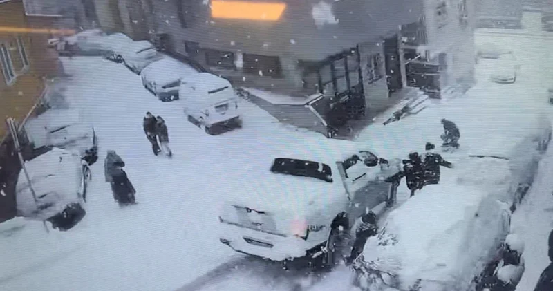 Son dakika: İstanbul haberleri: Kamyonet karlı yokuştan kaydı... Çocuklara çarptı! Son dakika haberleri