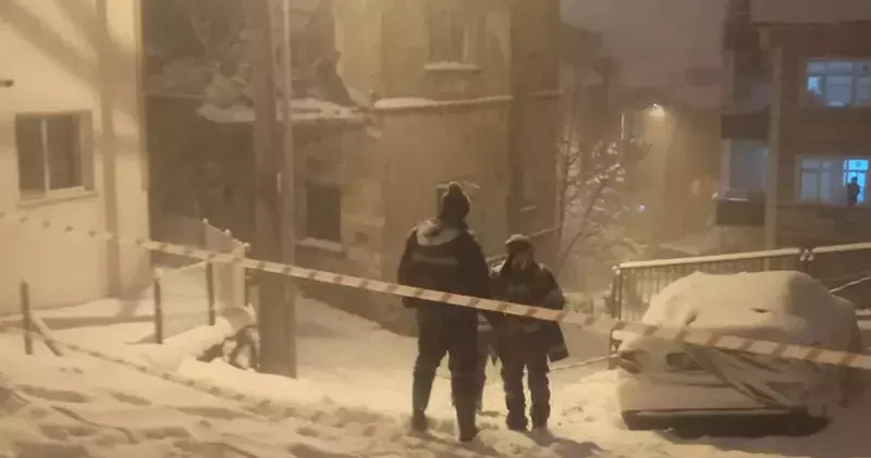 Kar nedeniyle metruk binanın bir bölümü çöktü