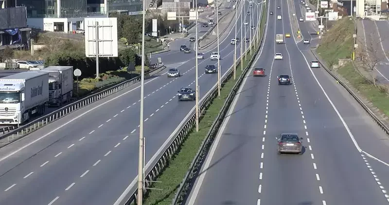 Yılın ilk günü İstanbul da yollar boş kaldı