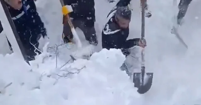 Çığ altında kalan kadın yaralı olarak kurtarıldı VİDEO İZLE