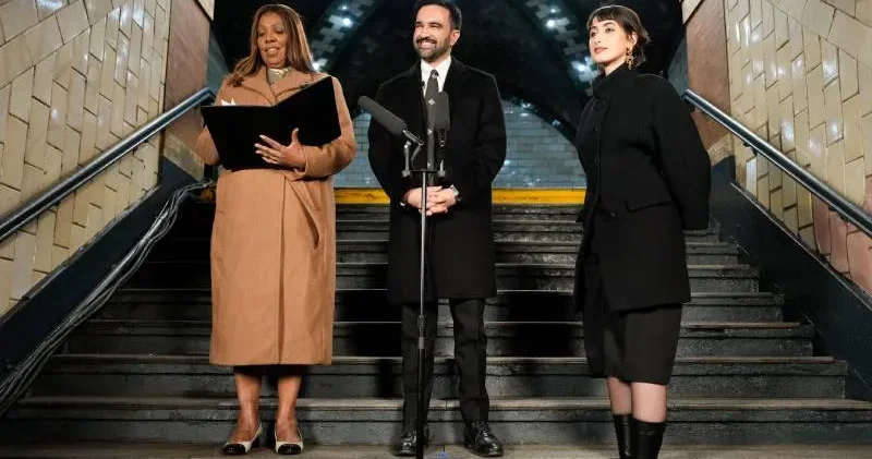 Zohran Mamdani resmen New York Belediye Başkanı: Eski bir metro istasyonunda Kuran a el basarak yemin etti!