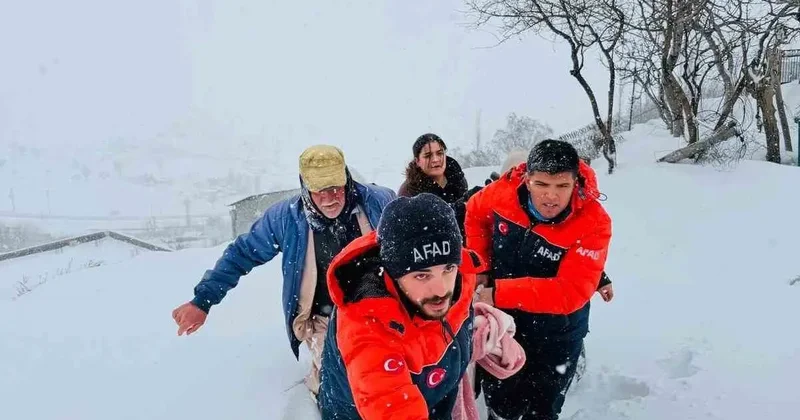 Kar, tipi, soğuk dinlemedi, AFAD 400 metre sırtında taşıdı