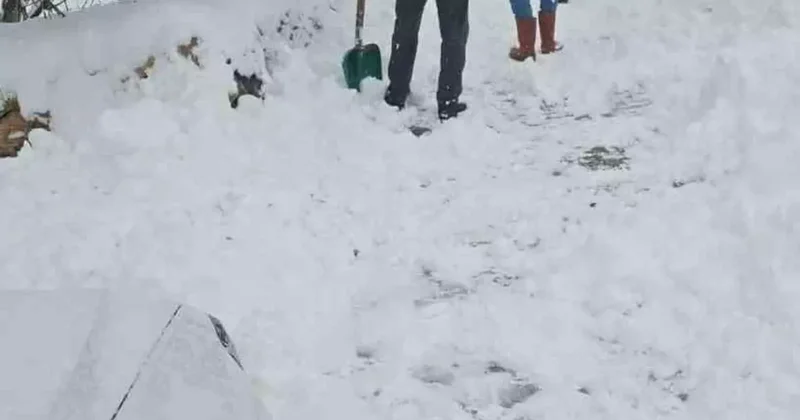 Köylüler kapanan sokaklarını elbirliğiyle açtı