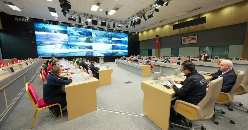 İstanbul Valisi Gül, AFAD da karla mücadele çalışmalarını takip etti