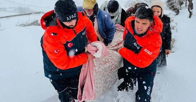 AFAD ekipleri beyin kanaması geçiren hastayı paletli araçla hastaneye ulaştırdı VİDEO İZLE