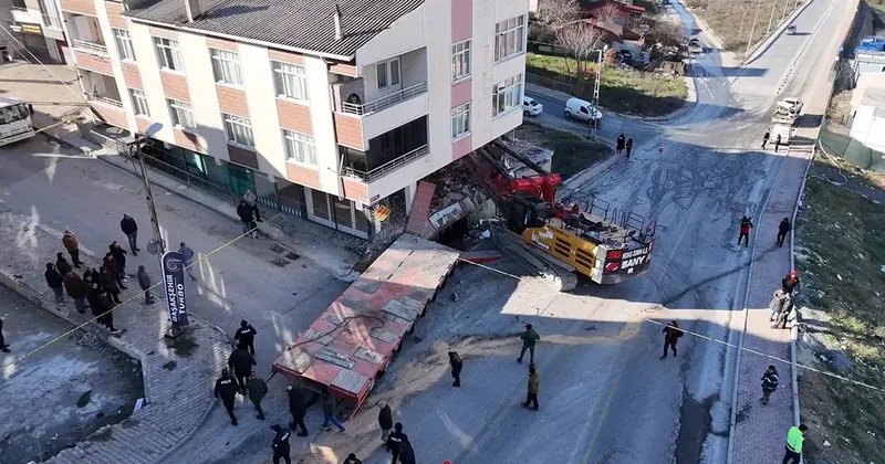 Başakşehir güne korku dolu başladı: TIR binanın içine daldı! Tahliye edilecek