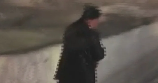 Vatandaşlar kar ve tipi nedeniyle mahsur kaldı: Fırtınaya rağmen namazını kılmaya devam etti VİDEO İZLE