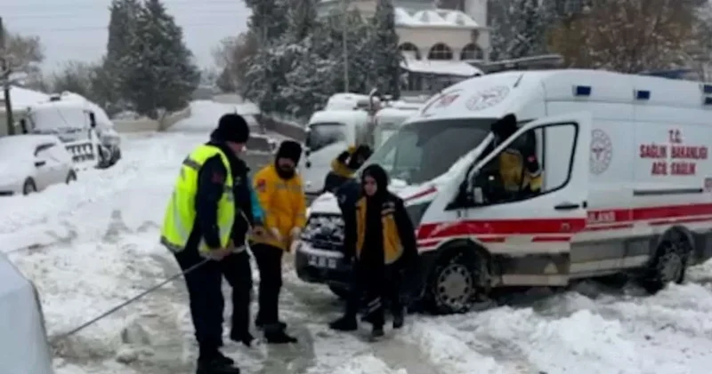 Adıyaman da ambulans kara saplandı