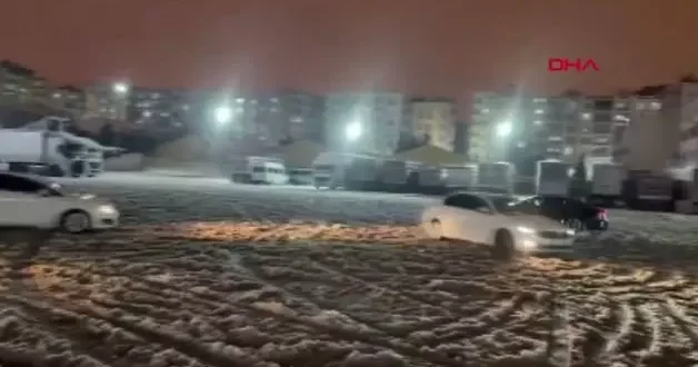 Karlı zeminde drift yapan sürücülerin kaza anları kameralara yansıdı