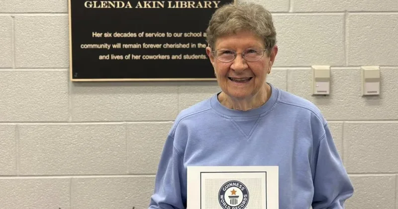 61 yıl aynı okulda çalışan öğretmen Guinness rekoru kırdı