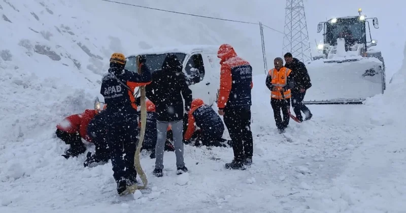Hakkari de çığ altında kalan 2 kişi kurtarıldı