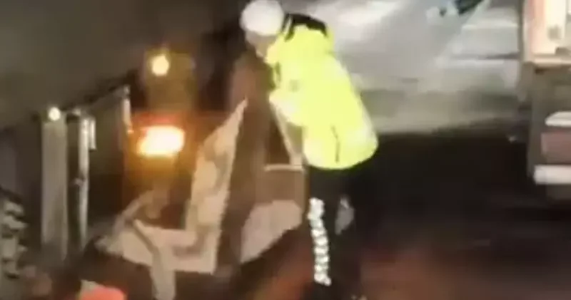 Polisin battaniyeli müdahalesiyle, kayan TIR yol kenarına çekildi