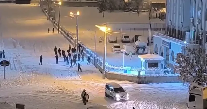 Siirt’te çocuklar kartoplarını karakola attı, polisler karşılık verince renkli görüntüler oluştu