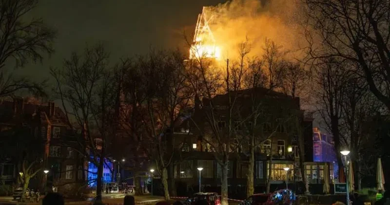 Hollanda da 154 yıllık tarihî kilisede yangın çıktı, saatler sonra kontrol altına alınabildi!