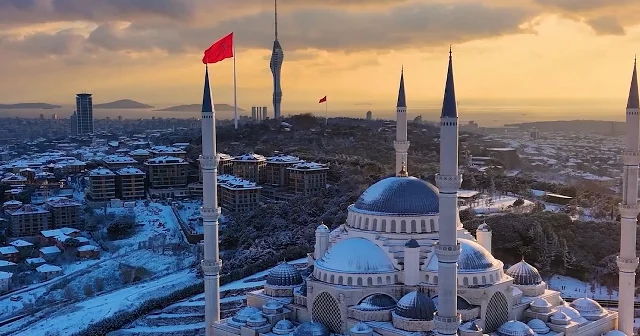 Çamlıca Tepesi nde kar ile gün batımı manzarası görüntülendi VİDEO İZLE