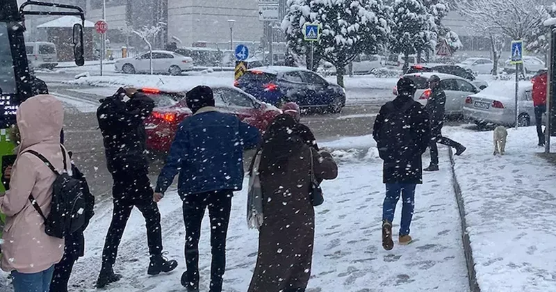 Meteoroloji peş peşe uyarmıştı: İstanbul’un bazı bölgeleri beyaza büründü Sözcü Gazetesi