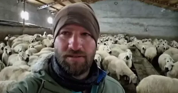 Sivas haberleri Sivas a lapa lapa kar yağdı: Değmeyin çobanın keyfine... 01 Ocak 2026