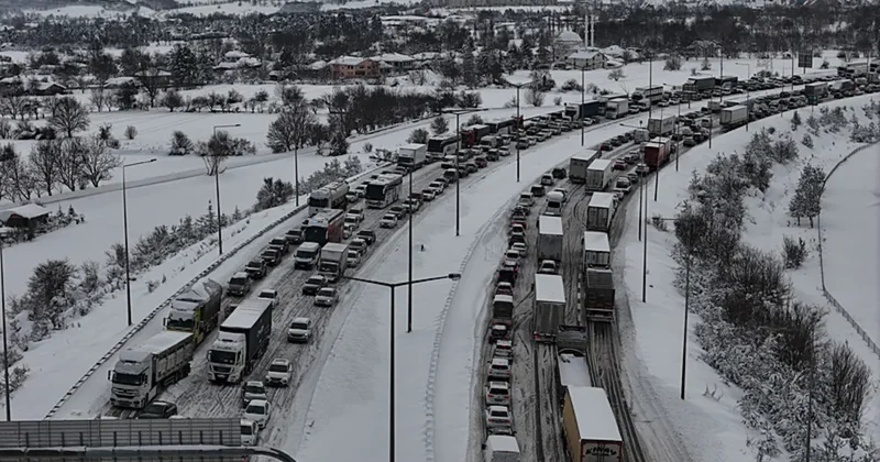 Bolu geçişinde trafik felç! Ankara ve İstanbul yönünde ulaşım durdu: Kilometrelerce araç kuyruğu oluştu