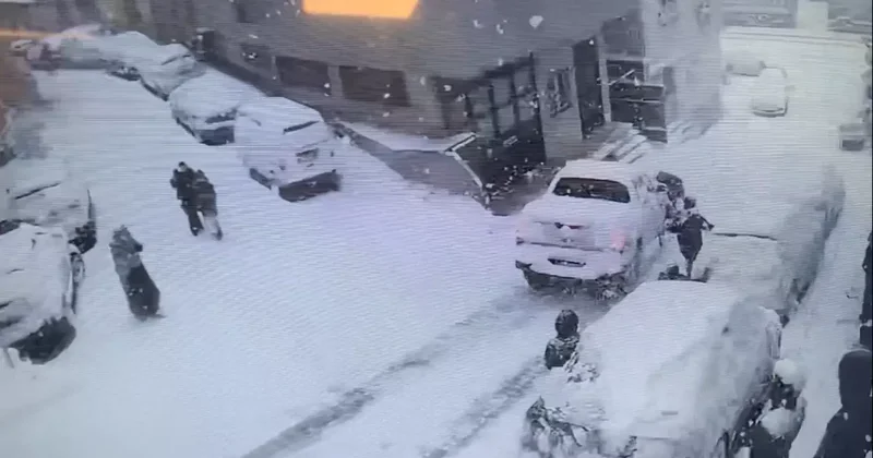 Yokuştan Kayarak Çocuklara Çarpan Kamyonet Kaçtı